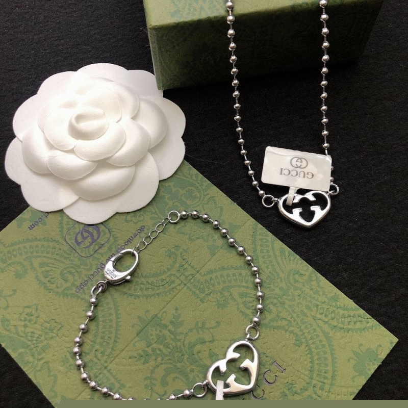 G*u*i necklaces